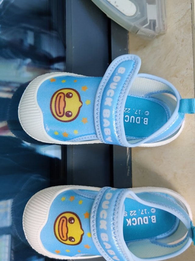 鞋子很漂亮，实物比图片看起来好看，很结实
