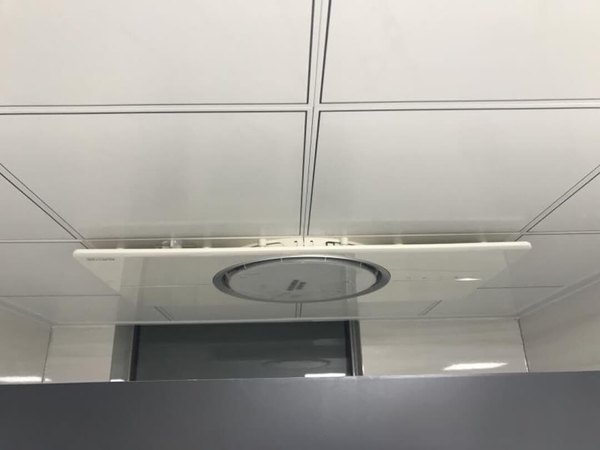 高颜值的浴霸，暖风从四周散出浴室内很快暖