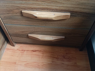 很好用的木头小柜子。