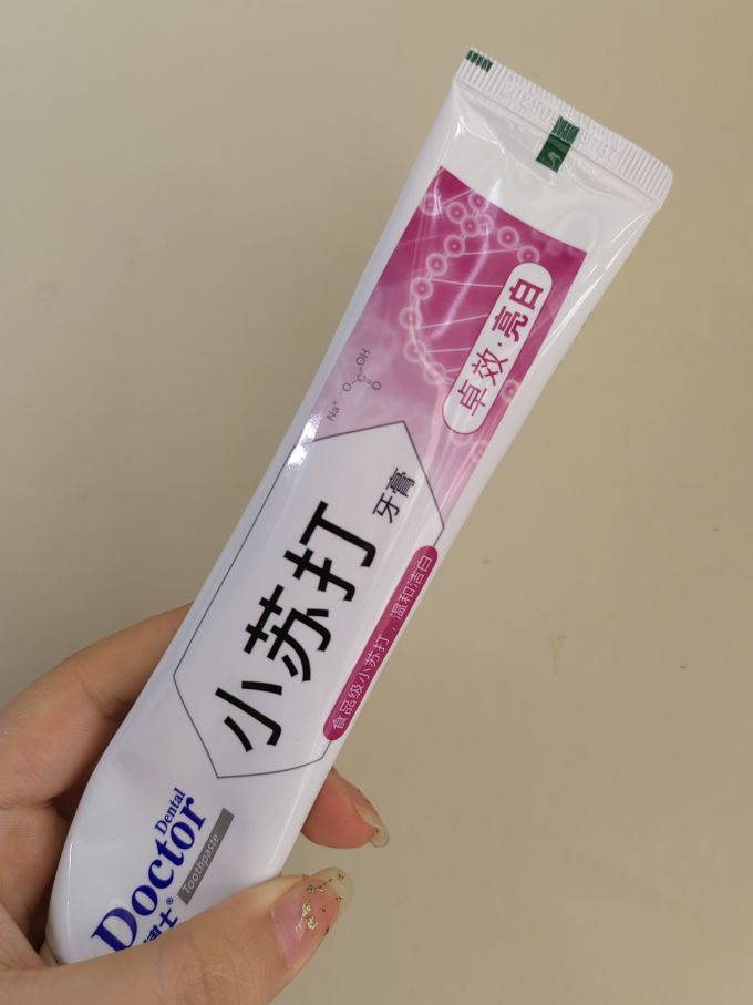 5分91产品特点:这一款牙膏添加了,小苏打,单氟磷酸钠,山梨糖醇,都是