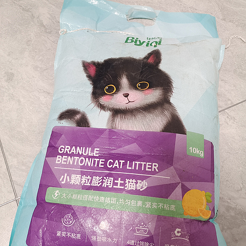 猫咪特别喜欢这个脚感很好的猫砂，推荐所有养猫家庭都去尝试一下。