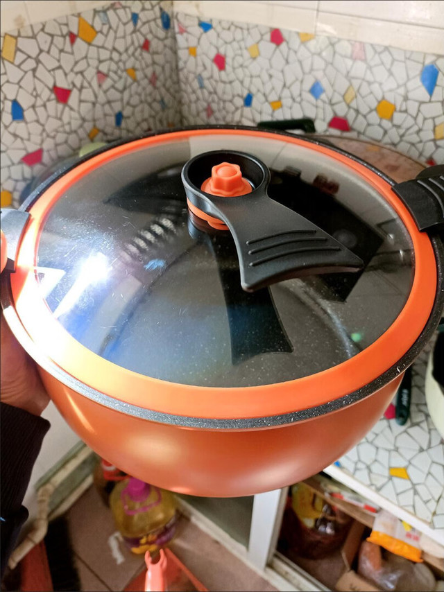 颜色很漂亮，没想到8升的锅这么大，锅整体