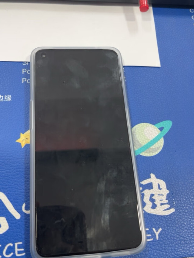
手机手感很好，刚拿到手的时候挺惊艳的，