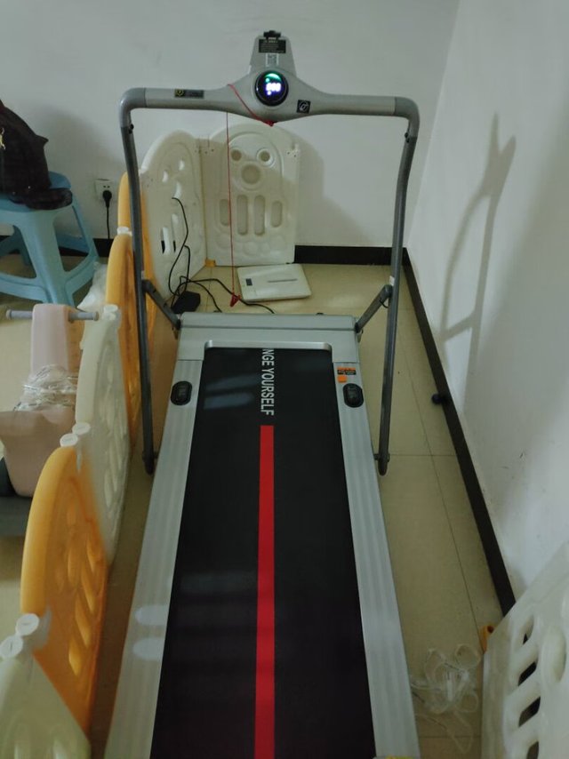买回来一段时间了,跑步机很好,折叠起来不