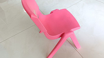 重量合适，方便挪动，坐感舒适，清洗方便的家装好用品：一体成型塑料椅。