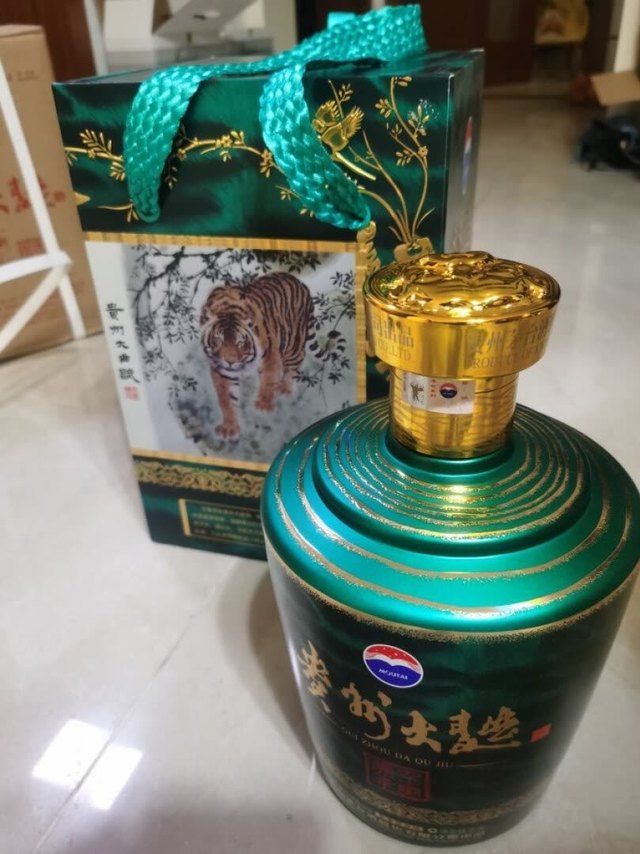 虎年生肖,贵州大曲生肖系列,瓶盖为金色虎