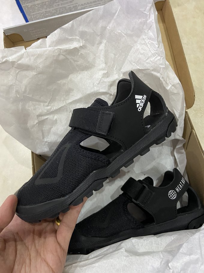 阿迪达斯儿童凉鞋