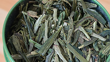 茶 篇八十八：从杭州旅游带回来的不知道什么等级的龙井茶，喝起来味道还可以。