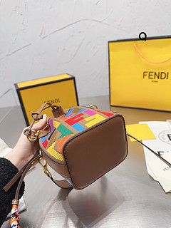 Fendi 芬迪复古老花F编织水桶包