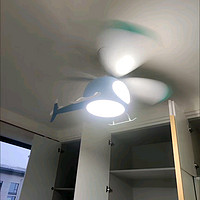 给儿童房安装一个飞机风扇加上照明灯的一体式照明灯。