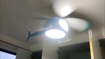 给儿童房安装一个飞机风扇加上照明灯的一体式照明灯。