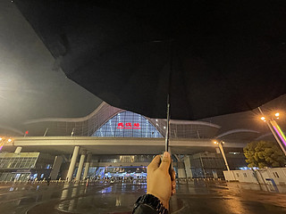 风雨夜归人，去年秋天的雨伞今天在武汉用到