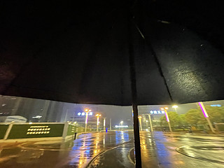 风雨夜归人，去年秋天的雨伞今天在武汉用到