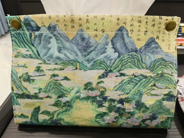 抽纸盒适合中等大小的抽纸，感觉抽取时有点