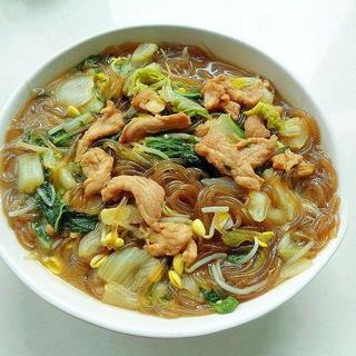 我家晚餐，三菜一主食，菊花菜炖粉条肉一锅出来，暖和又好吃