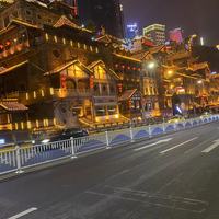以下是春日出游重庆洪崖洞的攻略
