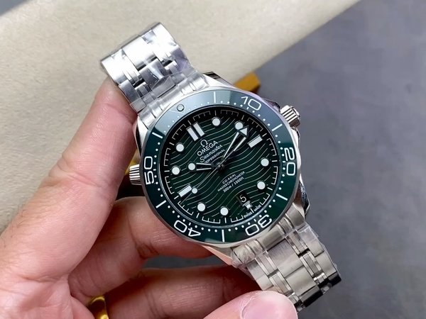 买不到绿水鬼？看下欧米茄海马300新款绿盘