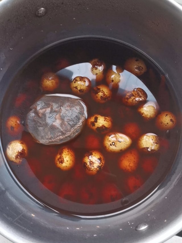 卤了一锅鹌鹑蛋尝了下味道，再过来评价的，