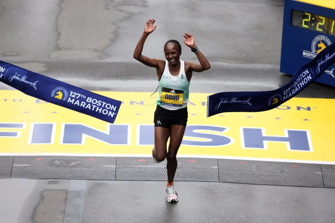 起跑线：波士顿马拉松大爆冷门！乔爷失利；女子冠军穿着昂跑；女子第六竟是特步！