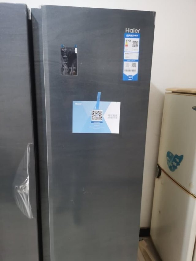 冰箱冷冻的空间非常大，出乎我的想象，冰箱
