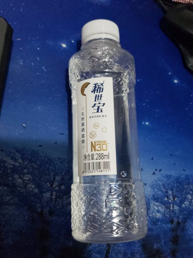 这种小瓶装的水挺方便的，因为每一次太大的