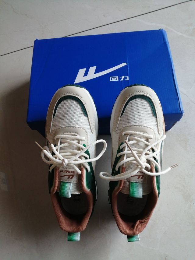今天上午收到了鞋子，试穿了一下，尺码大小