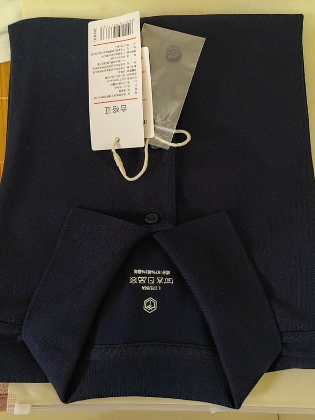 衣服颜色正，质量很好，没有线头之类的，手