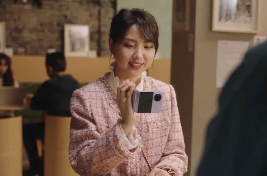 vivo X Flip 发布:“魔镜”大外屏、好看又能打,柔光化妆镜,骁龙8+