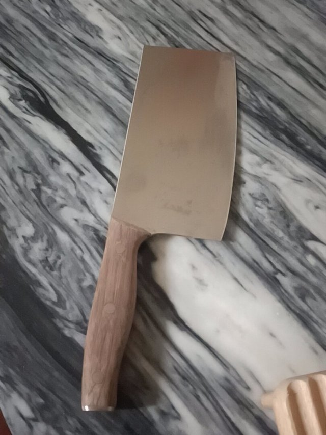 王麻子菜刀非常锋利，能砍能切，产品表面光