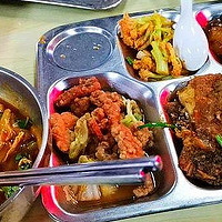 大食堂午餐就是不一样，每天几十种食材任意挑，炸鸡腿排骨随便吃