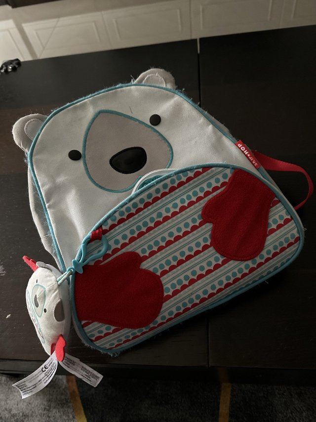 小朋友长大了得学会自己背包了