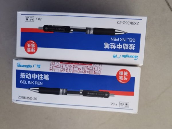 
精选了广博的这款按动中性笔，按压式出笔