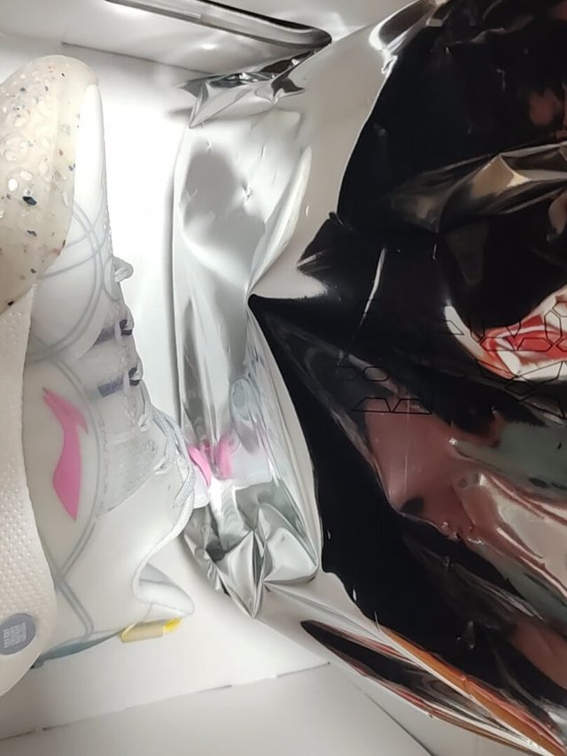 好看,穿起来也舒服,关键是这鞋的颜值没的