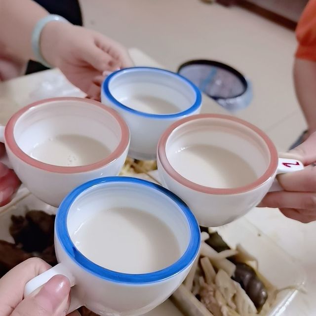 聚会时又喝奶茶又喝茶，好像也不冲突