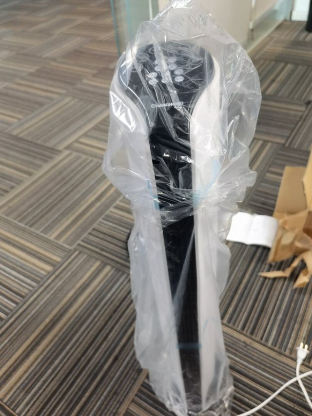 写字楼没有空调啦只有靠风扇续命了！快递非