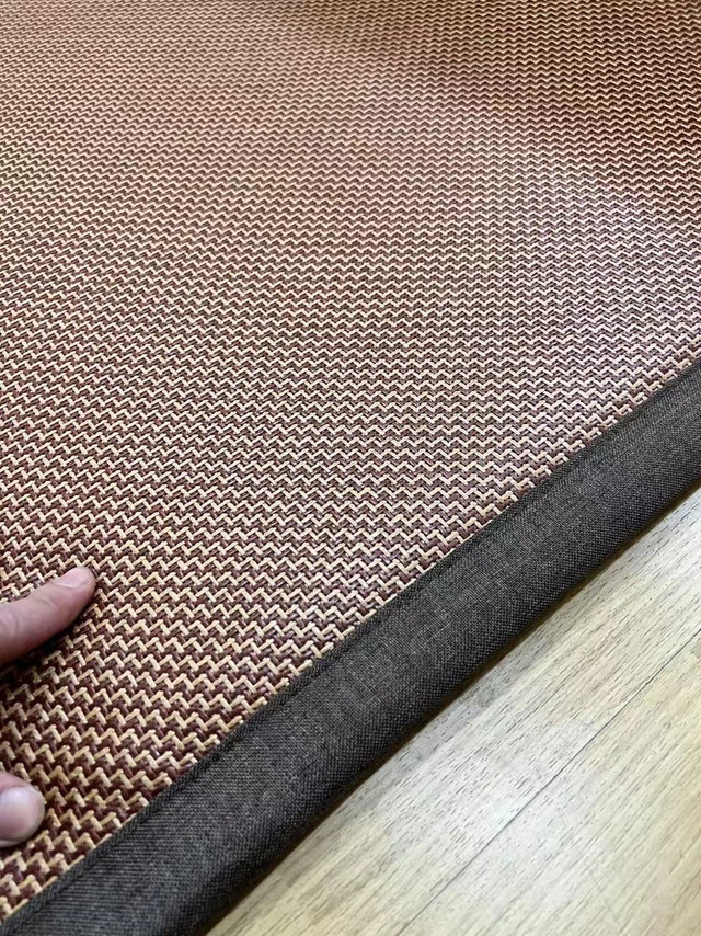 人睡在上面软软的凉而不冰很舒服，价格也不