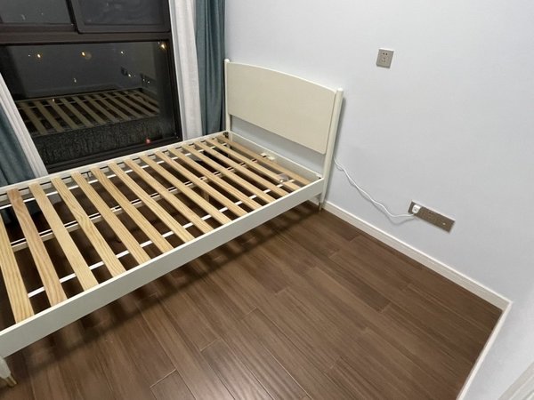 简约自然，师傅上门安装，床非常稳固，细节