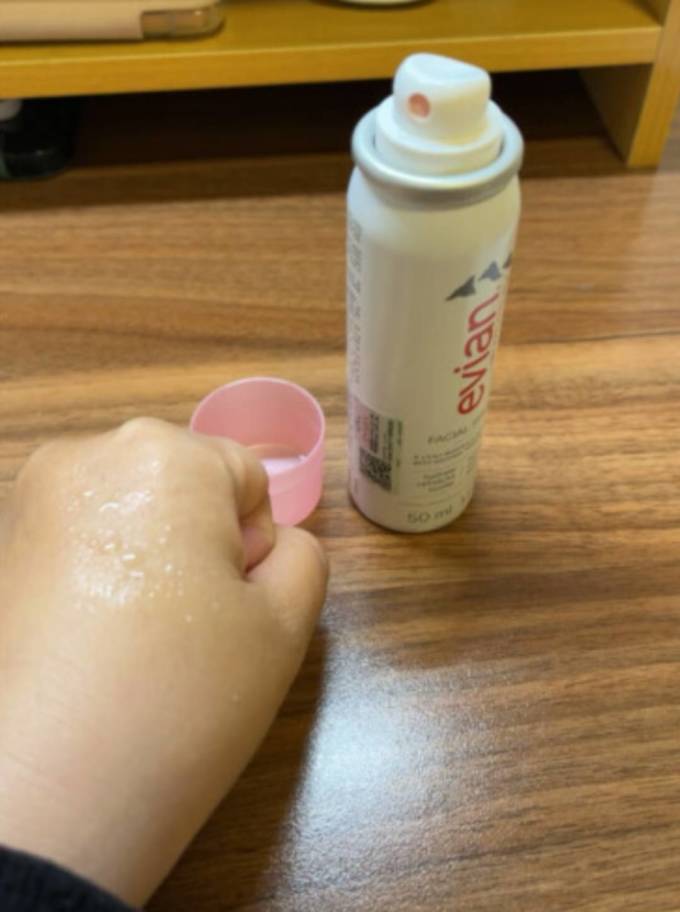 依云爽肤水