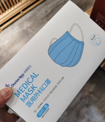 口罩现在是生活中的一个必备品了