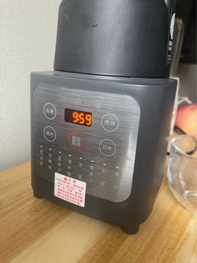 挺好用的，什么都能榨，方便极了，美中不足