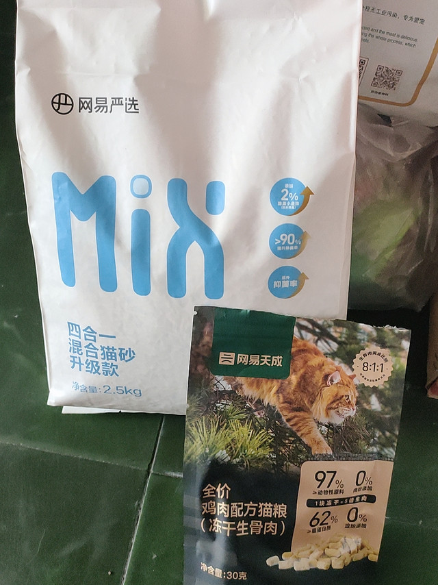 冻干太大让我捏碎跟猫粮混一起了，猫咪爱吃