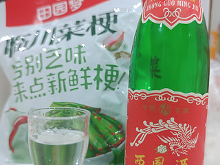 西凤小酒配临川菜梗，有滋有味，挺拔有劲