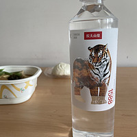 半透明的虎身为这瓶农夫山泉增色不少