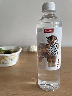 半透明的虎身为这瓶农夫山泉增色不少