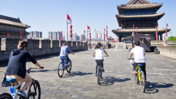 西安城墙骑车探寻千年历史建筑的宏伟
