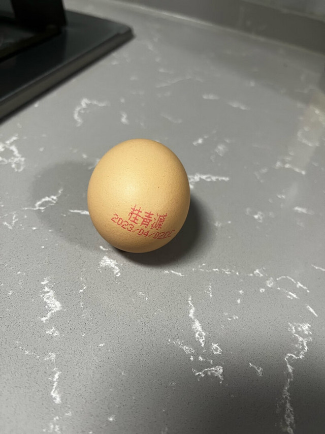 个头比较大，每个鸡蛋🥚上还有品牌名和日期