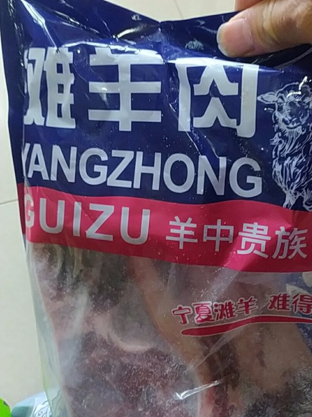 经常在家里烧羊肉炖羊肉汤吃，菜市场的又贵