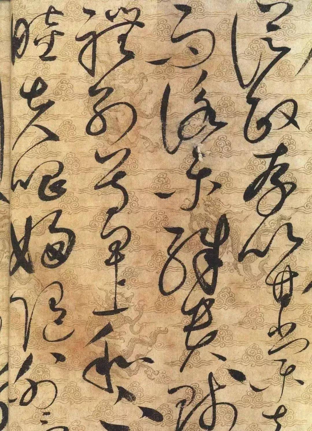 《草书千字文（局部）》，书于描金云龙底纹白麻纸。©辽宁省博物馆