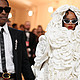 准二胎妈妈Rihanna又在红毯上给自己带货了，吸引我的不是山茶花开满身，而是200元的解禁女王红！