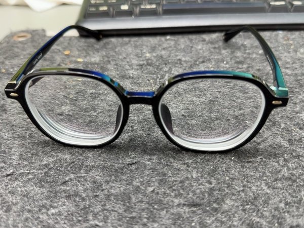 整体评价：好镜框重量：不重不轻佩戴舒